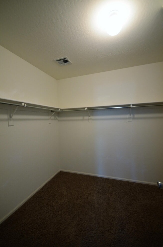 Building Photo - 995 S Cheshire Ln