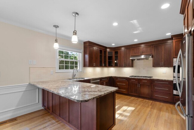 Building Photo - 3 Bed 2.5 Bath - Bethesda Split Level Single Family - Move In Ready