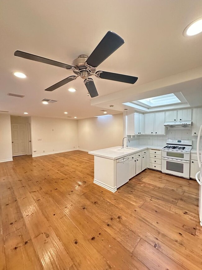 Building Photo - 3 Bedroom Irvine Home - Large Master Suite w/ Wood Floors - Beautiful!!!!!