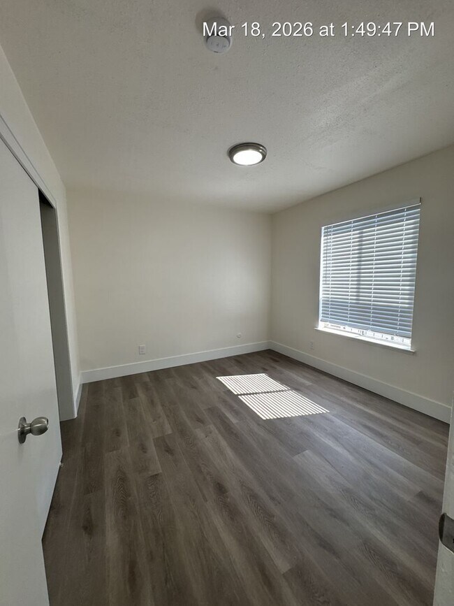 Building Photo - Charming upstairs unit rent ready! Newly remodeled!!