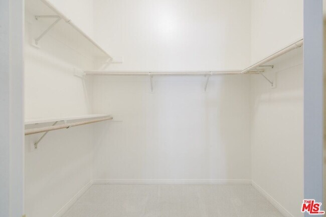 Building Photo - 3131 E Hillcrest Dr