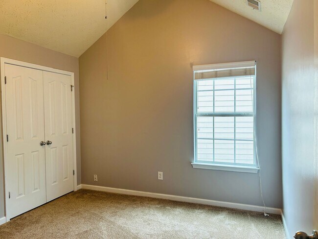 Building Photo - Beautiful 4 bedroom, 2.5 bathroom home in ...