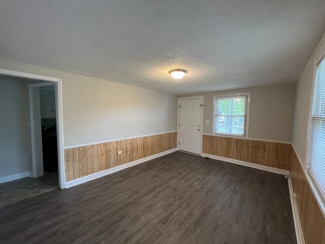 Building Photo - MOVE-IN READY!