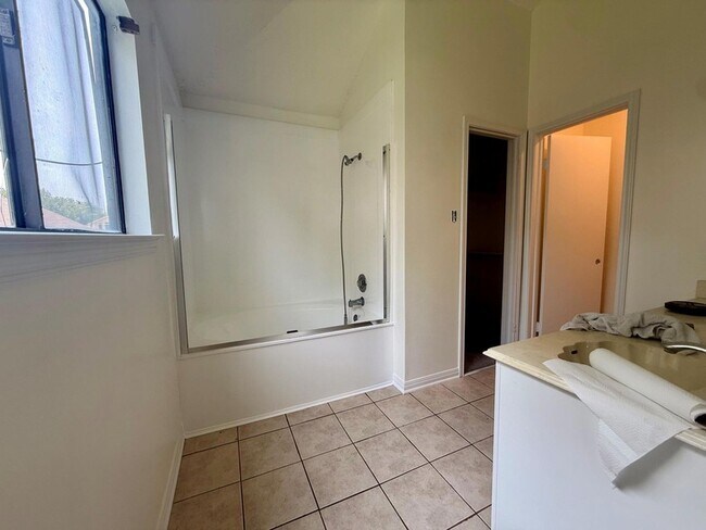Building Photo - 2107 Willow Way