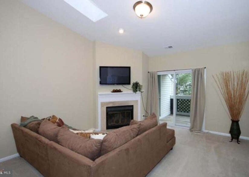 Living Room - 12916C Grays Pointe Rd