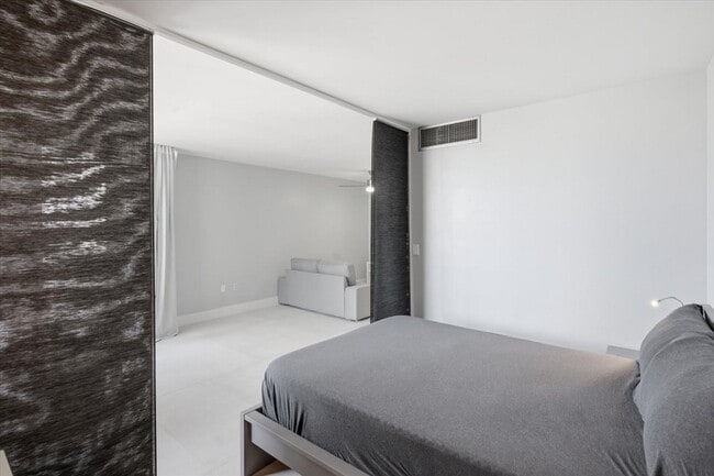 Building Photo - 2899 Collins Ave
