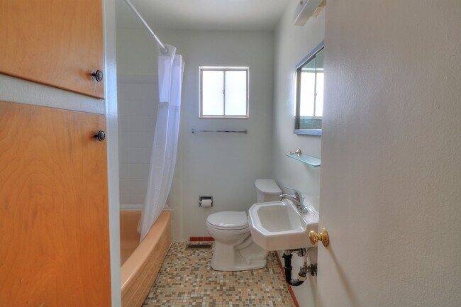 Building Photo - Available immediately 2 bedroom 1 bath in ...
