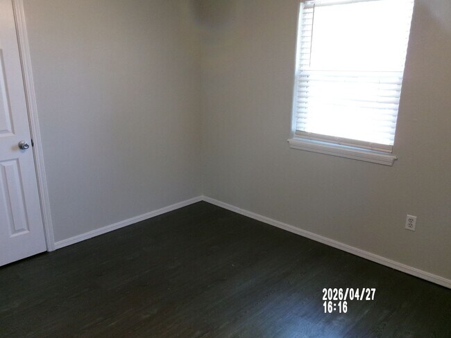 Building Photo - 106 N Elk Dr