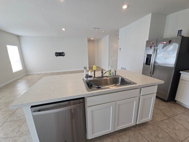 Building Photo - 3 bed 2 bath home