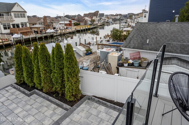 Building Photo - 320 Silver Lagoon Dr