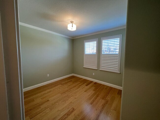 Building Photo - Newer single story home located in desirab...