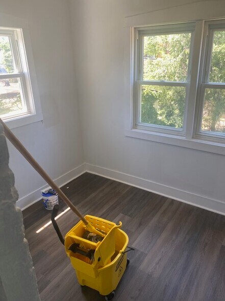 Building Photo - 7940 S Kingston Ave