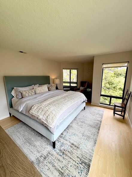 Cal King Bed & sitting nook - 820 Sea Spray Ln