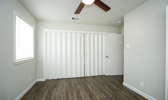 Building Photo - 9205 Vicksburg Ave