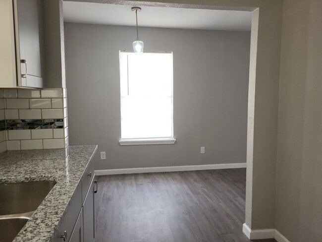 Building Photo - 1/1 rear apartment ready for move-in WITH ...