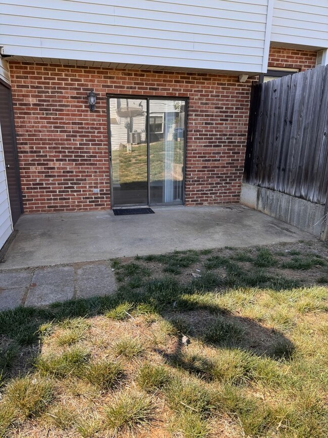 Building Photo - 3 Bedroom || 2.5 Bathroom Townhouse