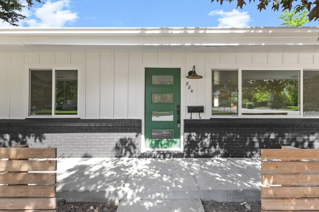 Primary Photo - Incredible 4 bedroom Home in Southeast Denver