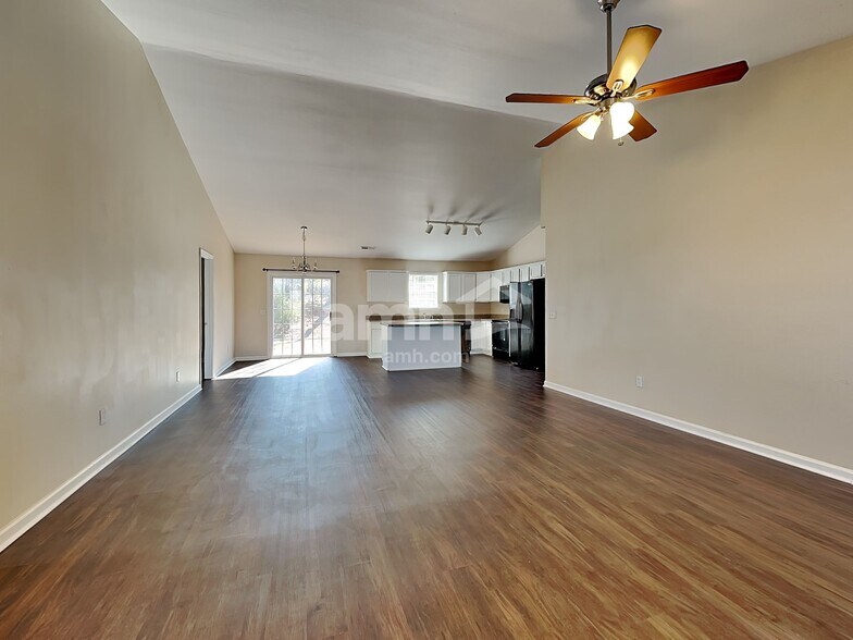 Building Photo - 147 Crescent Creek Ct