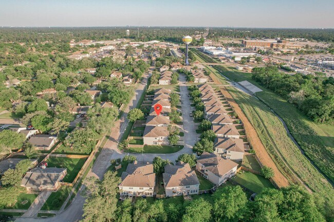 Building Photo - 17230 Oakwood Chase Dr