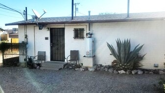 Building Photo - 822 W Rocalla Ave