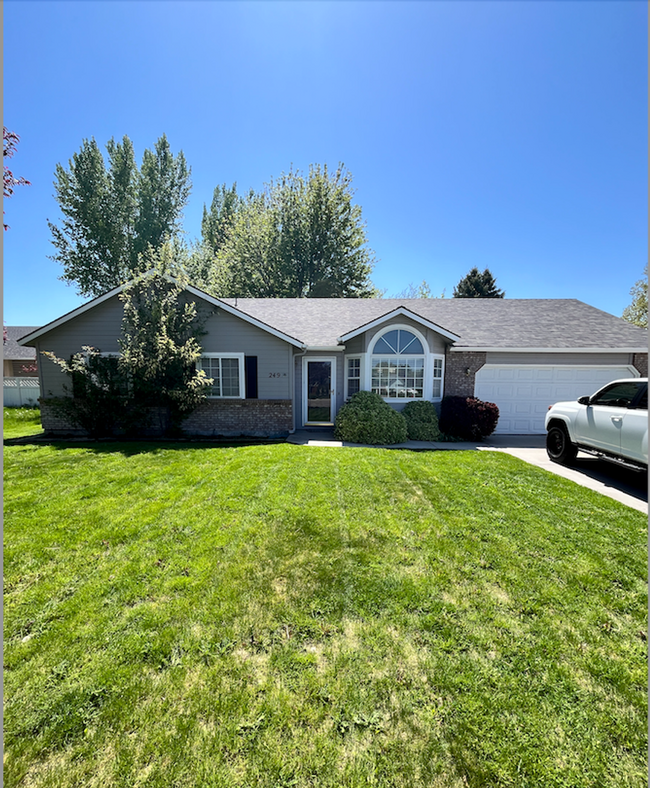 Primary Photo - Newly Renovated 3 bed 2 bath home in the h...