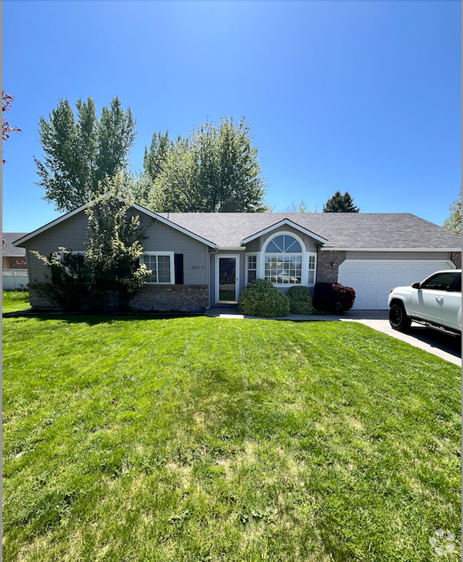 Building Photo - Newly Renovated 3 bed 2 bath home in the h...
