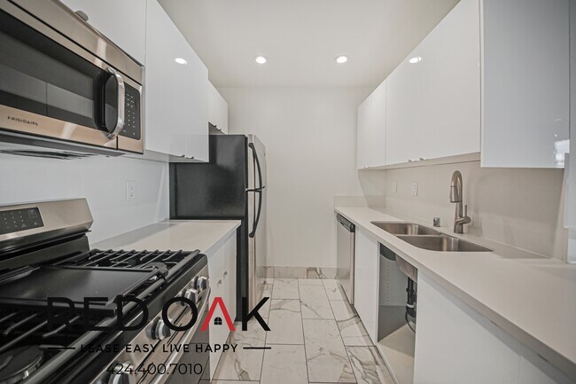 Building Photo - 8811 Burton Way