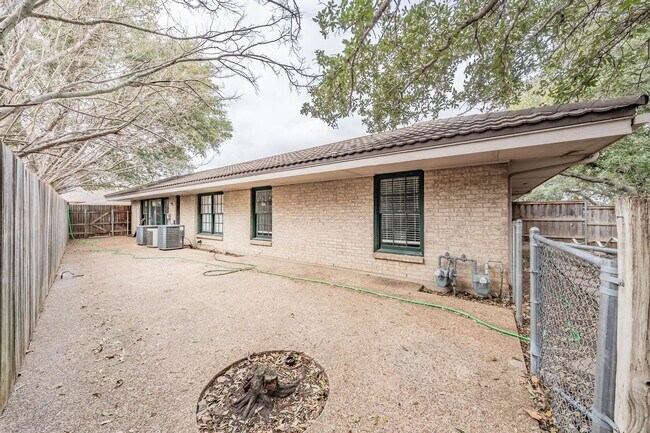 Building Photo - Prime Location in Overton West! Spacious D...