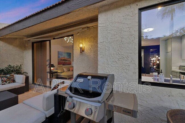 Building Photo - 1317 E Amado Rd