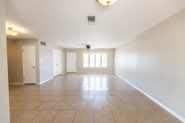 Building Photo - 8050 E Clarendon Ave