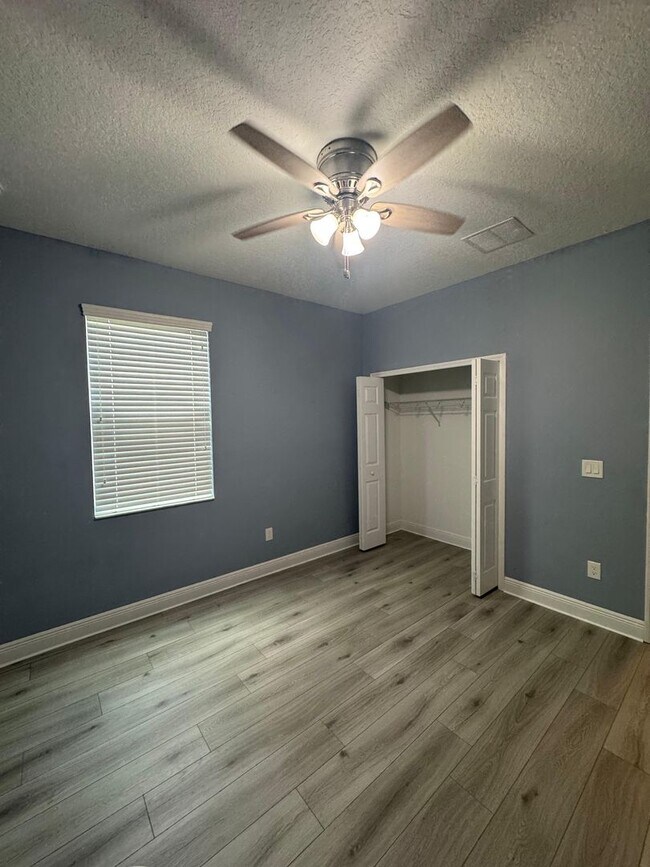 Building Photo - Spacious 5-Bedroom Riverview Home