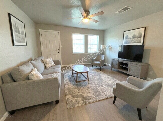 Building Photo - Fully Renovated 3 Bed Home | Stainless Appliances | Privacy Fence | Storage Shed | W/D Connections