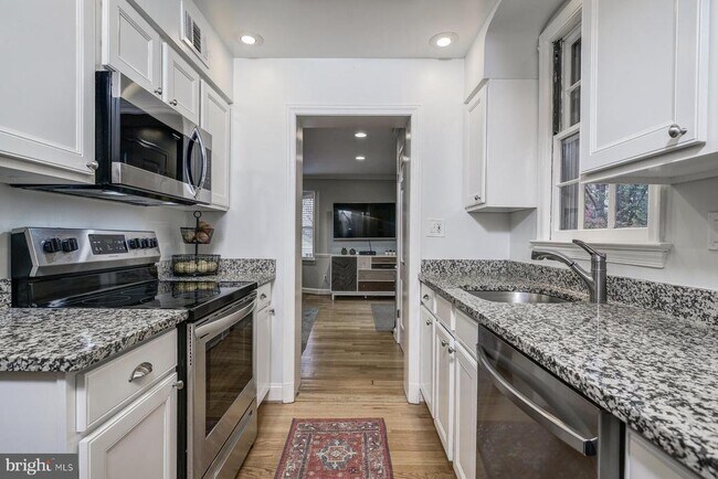 Building Photo - 6007 Welborn Dr