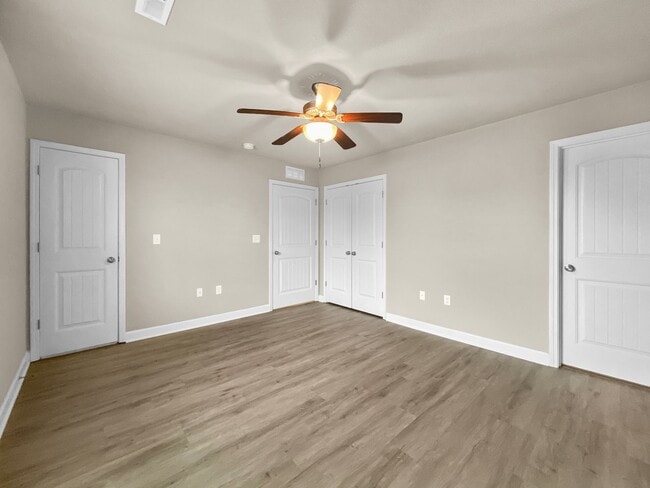 Building Photo - Spacious 3-Bedroom Townhome in Prime Colonial Highlands Location