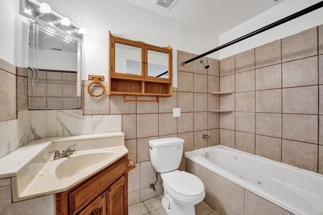 Building Photo - 3 BR / 3 BA + Patio + Parking AVAIL 8/1