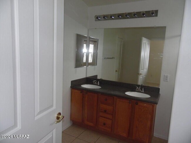 Building Photo - 7325 E Weeping Willow Dr