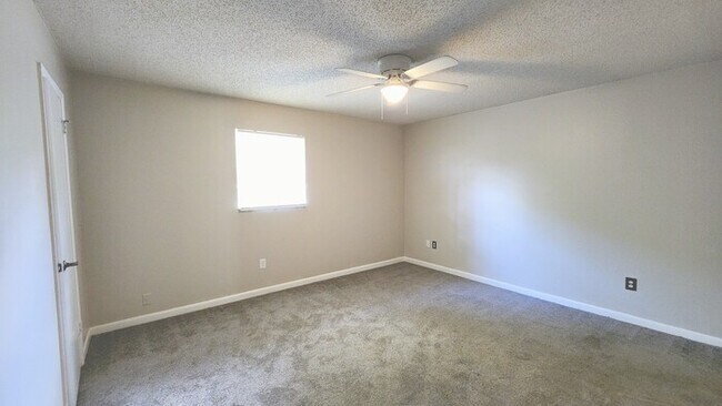 Building Photo - Welcome to this charming 3-bedroom, 2-bath...