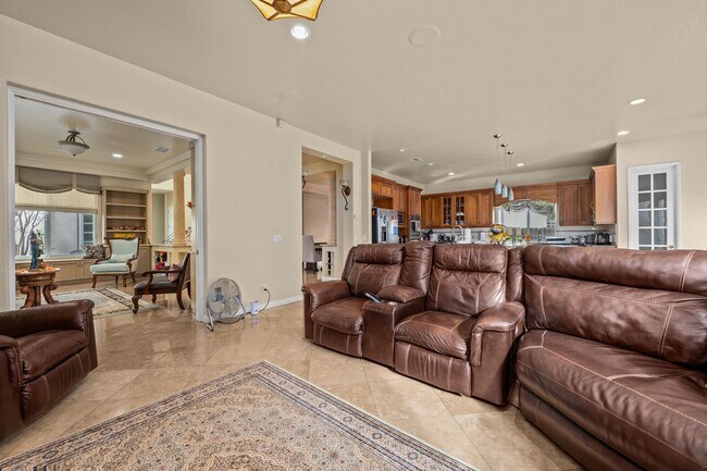 Building Photo - Expansive estate style home - 5 minute drive to SDSU!