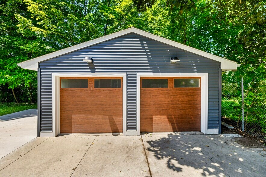Building Photo - 629 Brooks St