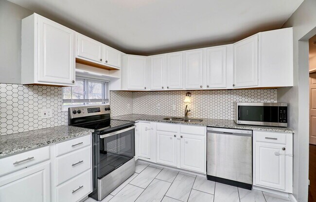 Building Photo - 2365 N Pointe Ln