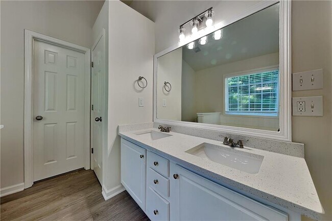 Building Photo - 863 Langley View Ct