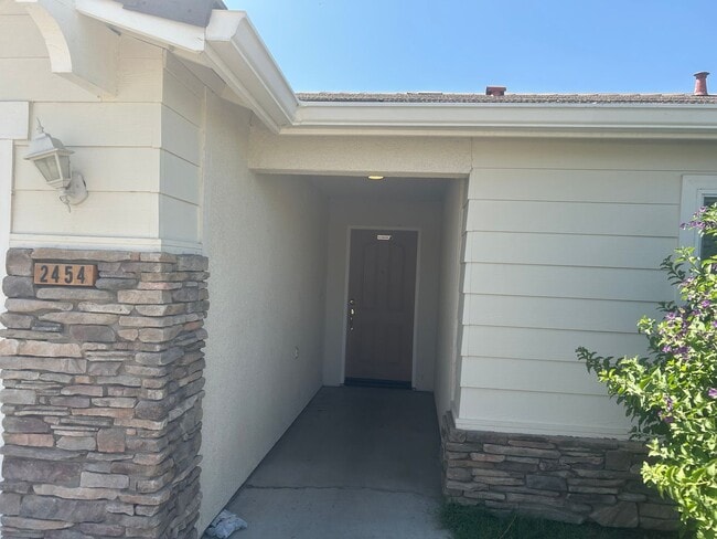 Building Photo - Open and Spacious in Northwest Hanford