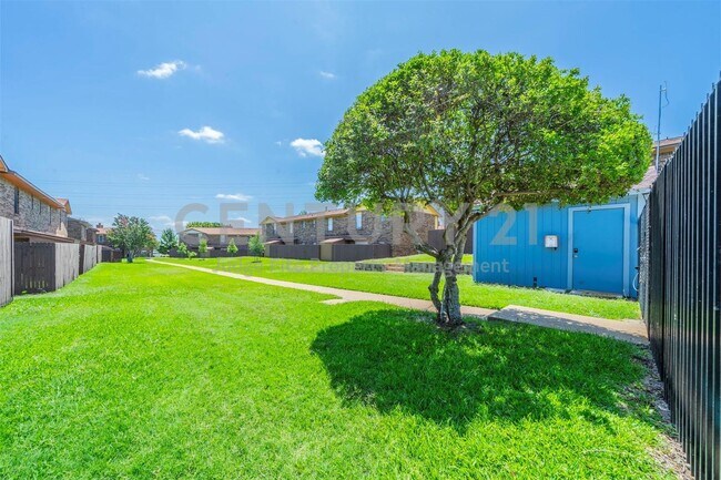 Building Photo - Beautifully Updated