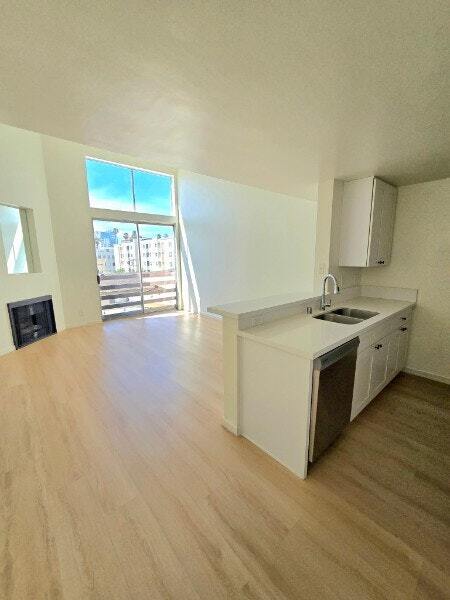 Building Photo - 3062 W. Fourth Street, Unit 308