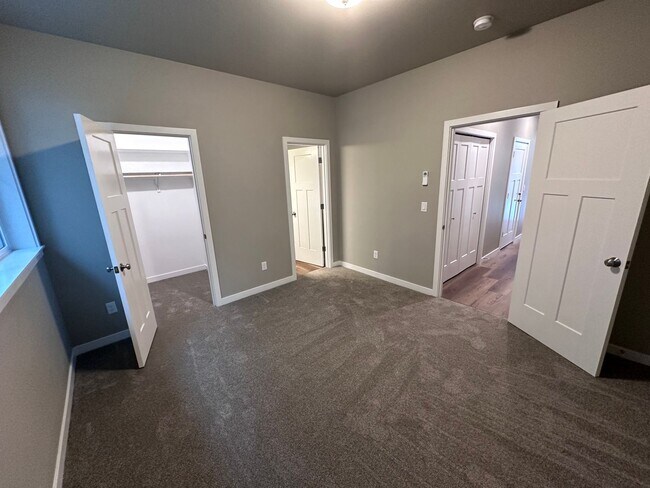 Building Photo - 4 Bedroom / 4 bath New Townhome. Every bedroom is its own Master Suite with your own full bathroo...