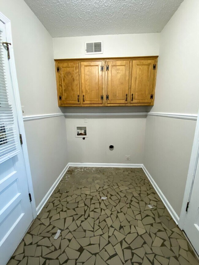 Building Photo - 5 bed, 2 bath home in East Memphis near Qu...
