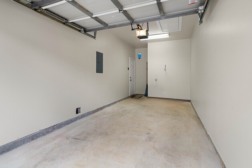 1- Car Garage - 2084 Dundee Loop N