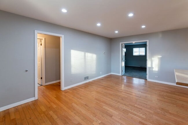 Building Photo - Move in now — $0 rent due until February 1st! - 3BR/2BA Single-Family Home Across from Sloan’s La...