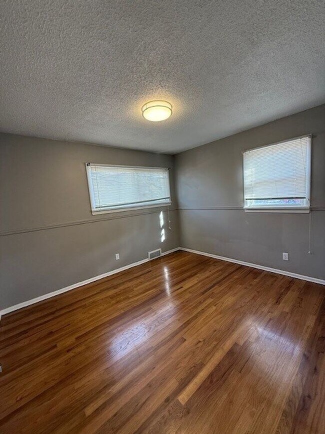 Building Photo - 3 Bedroom Hardwood Floor House