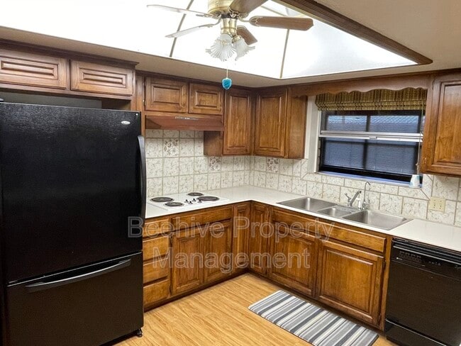 Building Photo - 1420 N Center St